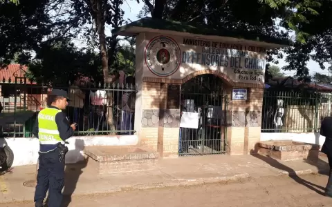 Toman escuela "Defensores del Chaco" por supuestos maltratos de la directora