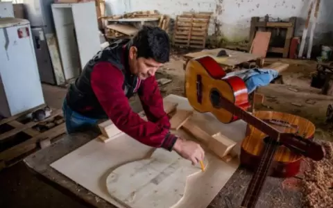 Fabricaci�n de guitarras en Tacumb�: un camino de esperanza y reinserci�n