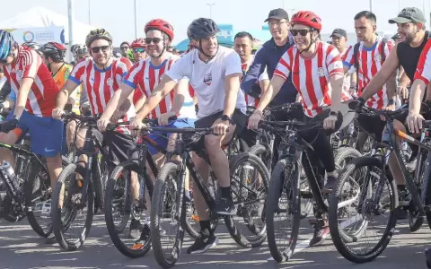 Pe�a encabeza bicicleteada en inauguraci�n de la Costanera Sur