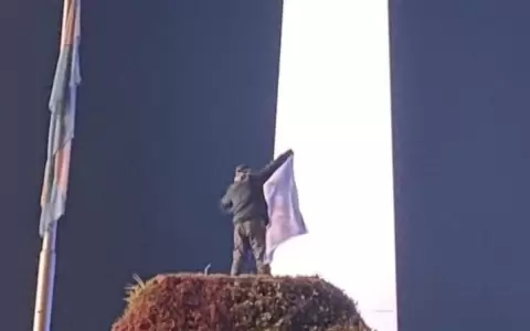 Hincha argentino muere tras caer de un cartel frente al Obelisco