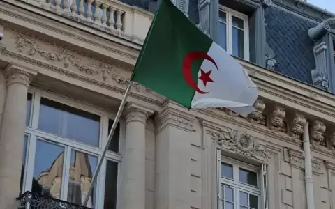 Argelia anuncia el retiro de su embajador en Francia