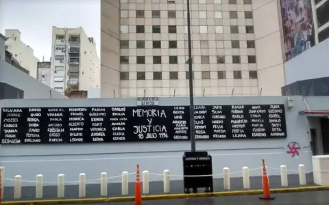 Emoci�n, l�grimas y renovado pedido de justicia a 30 a�os del ataque a la AMIA
