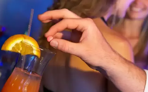Crean pulsera "Centinela" que detecta drogas en las bebidas