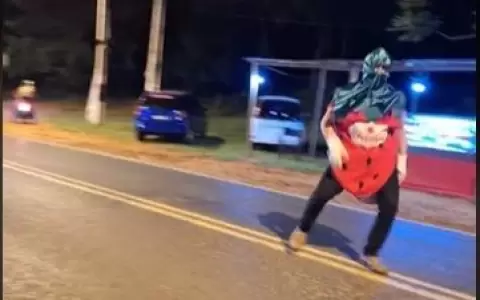 Disfrazado de frutilla conquist� ventas en la ciudad de Aregu�
