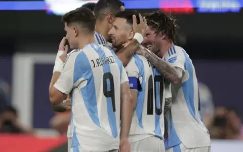 Argentina gana sin despeinarse ante Canad� y es el primer finalista