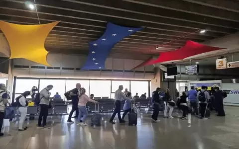 Emoci�n de pasajeros de un avi�n al volver a Venezuela para votar: �Este domingo salimos de Maduro?