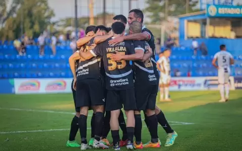 Libertad comienza la defensa del t�tulo con una goleada