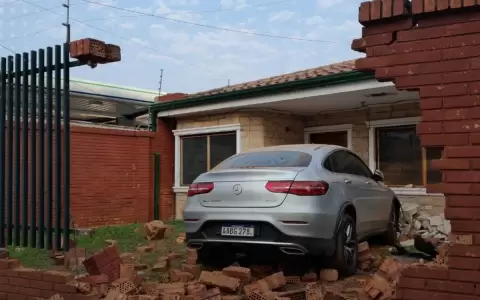 Conductor impact� y derrib� muralla de una vivienda, luego huy�