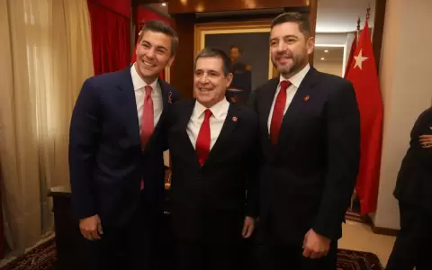 �Fecha feliz�: Pe�a y Alliana personalmente saludaron a Cartes por su cumplea�os en la ANR