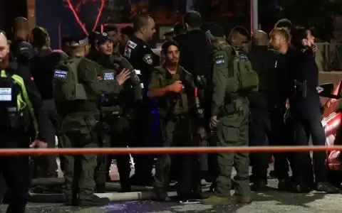 Un muerto por explosi�n en Tel Aviv, hut�es asumen ataque
