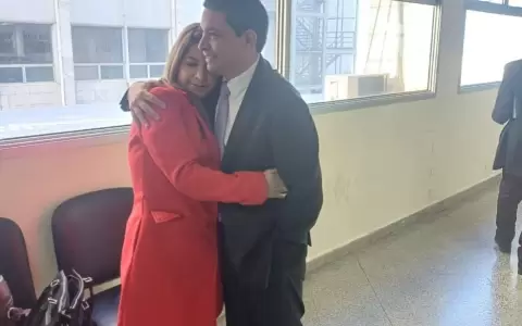 Abrazado a su esposa, Juan Villalba recus� a fiscalas en su caso por violencia familiar