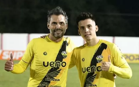 Padre e hijo marcan en un partido de Copa Paraguay