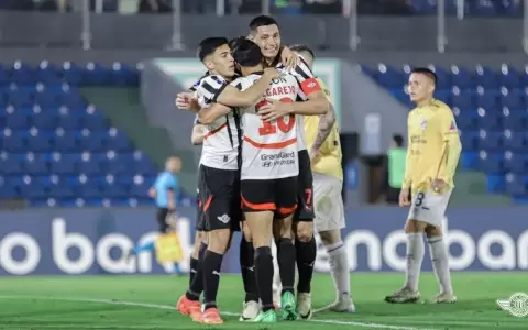Libertad cumple de local y pone un pie en octavos de final