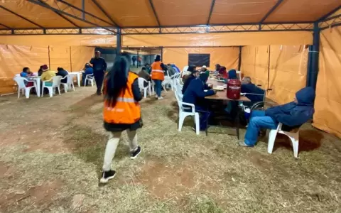 Hasta un perrito se sum� a los que se albergaron del fr�o en refugio de la SEN