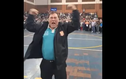 Emocionado por ingreso de su hijo a la universidad: "Solo un padre sabe lo que es el sacrificio"
