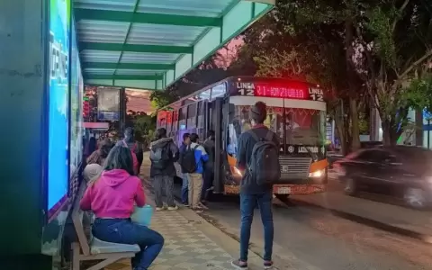 Por falta de transporte nocturno, ciudadanos duermen en sus lugares de trabajo