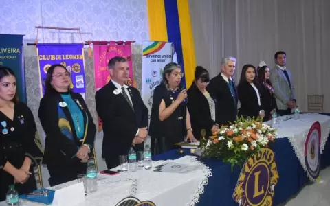 Comisi�n Directiva y nuevos socios del Club de Leones de Cnel. Bogado prestaron juramento