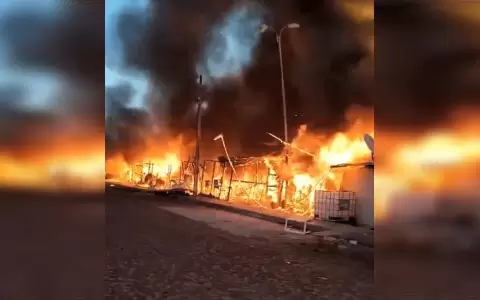 Incendio de gran magnitud consume viviendas en la Costanera de Asunci�n