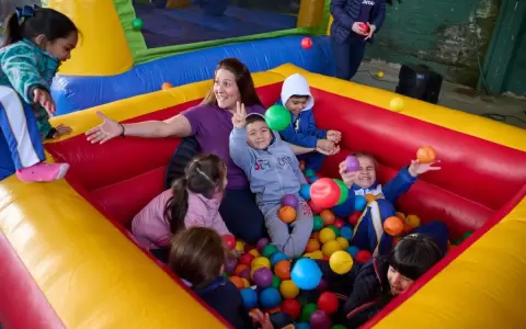 Festejo por el D�a del Ni�o: Zeta Banco llev� felicidad a la Escuela Parroquial Papa Francisco