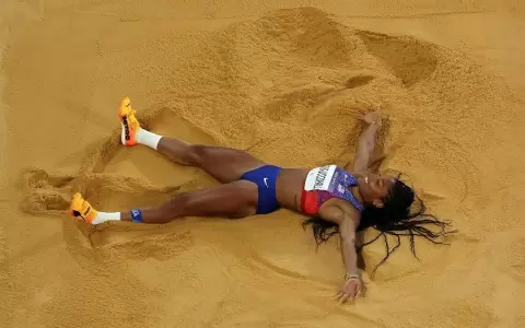 Tara Davis-Woodhall se lleva el oro en salto de longitud