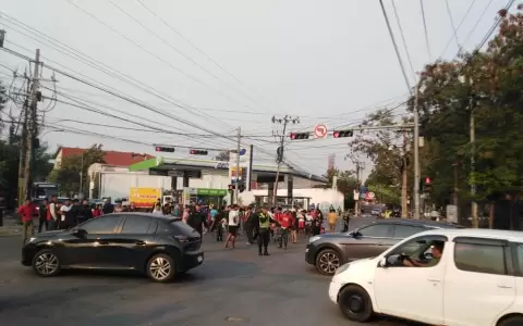 Ind�genas se manifiestan por varios reclamos sobre la avenida Artigas