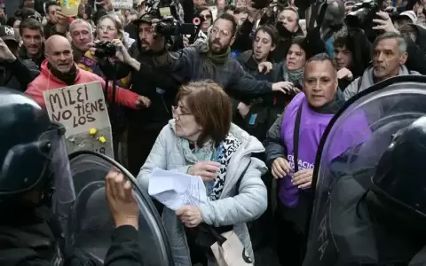 Polic�a reprime a jubilados por corte de calle en Argentina