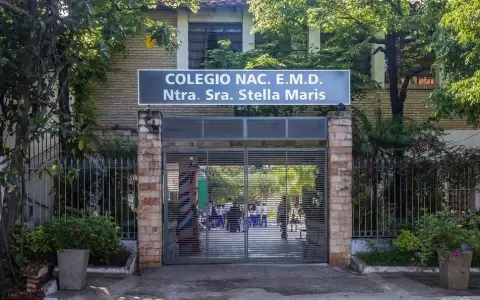 Toma en el colegio Stella Maris: alumnos exigen destituci�n del director