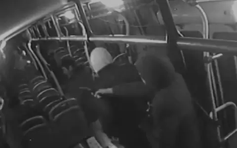 Polic�a busca a cuatro sujetos que perpetuaron asalto en un bus del transporte p�blico