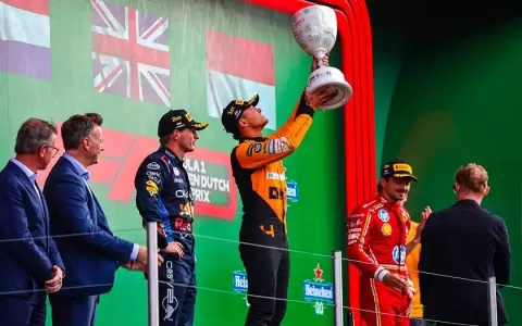 Norris consigue una clara victoria en el feudo de Verstappen