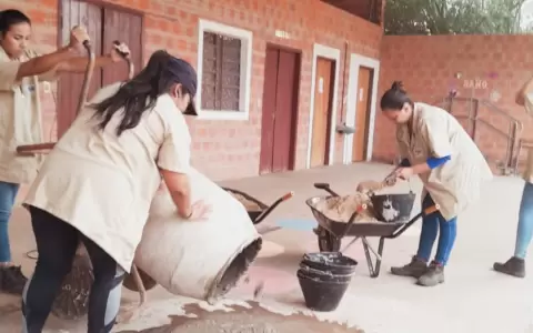 Rompen esquemas: mujeres se reciben de alba�iles en Boquer�n