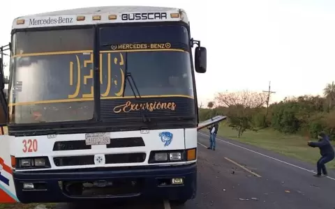 Motociclista pierde la vida tras colisionar con un colectivo en San Ignacio