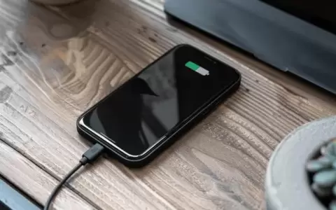 �Qu� pasa si se conecta y desconecta el celular varias veces mientras est� cargando?