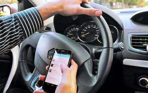 Seguridad vial: al mirar el celular por 3 segundos, el conductor avanz� 43 metros a ciegas