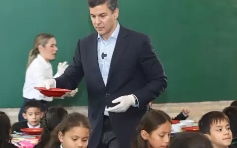 Presidente Santiago Pe�a y Primera Dama sirvieron el almuerzo a escolares