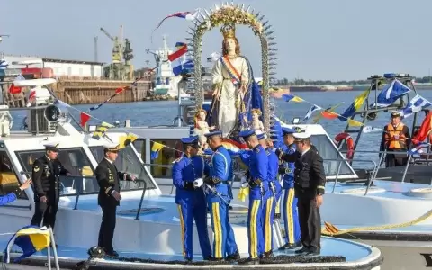 Tradicional procesi�n na�tica de la Virgen de la Asunci�n, suspendida por bajante del r�o