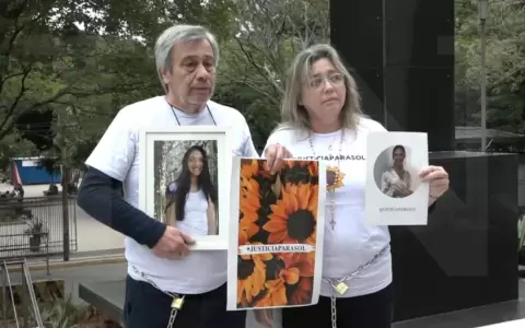 Padres de Sol Ch�vez se encadenaron frente al Palacio de Justicia exigiendo nuevo juicio
