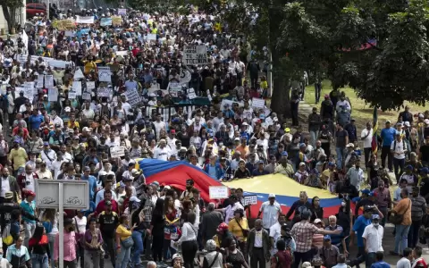 Venezolanos empapelaron calles de Caracas con copias de actas para mostrar triunfo de Gonz�lez