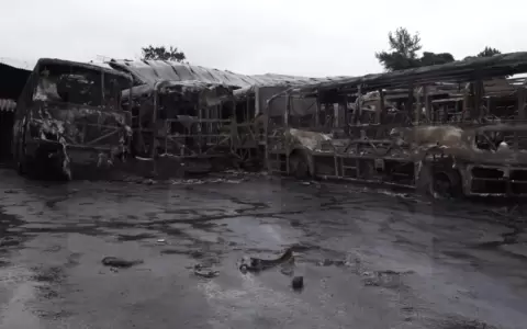 Voraz incendio en la parada de la l�nea 37-B en Loma Pyt� consume ocho colectivos