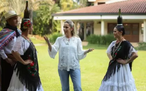 Con botelleras, primera dama celebra el D�a del Folklore