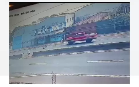 Camioneta atropella a dos mujeres en Itaugu� y huye