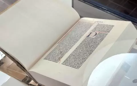 Biblioteca Nacional recibe r�plica de la Biblia de Gutenberg