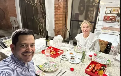 Latorre se muestra en una cena con la diputada Villanueva que dej� el cartismo