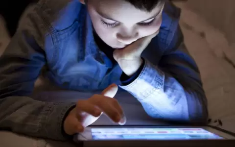 Oftalm�loga advierte: ni celulares ni tablets antes de los dos a�os de edad