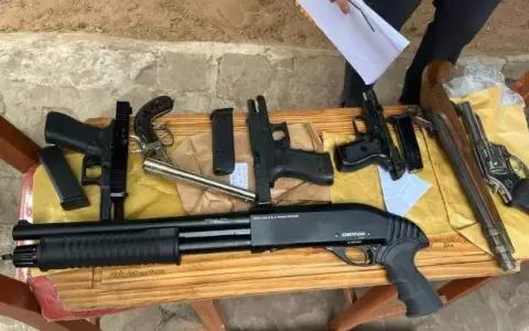 Allanaron por usura y terminaron encontrando armas