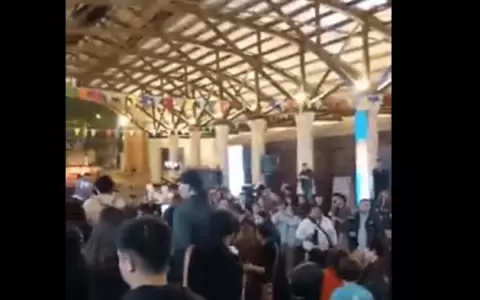 Inc�modo momento de Pe�a durante visita a feria del ferrocarril