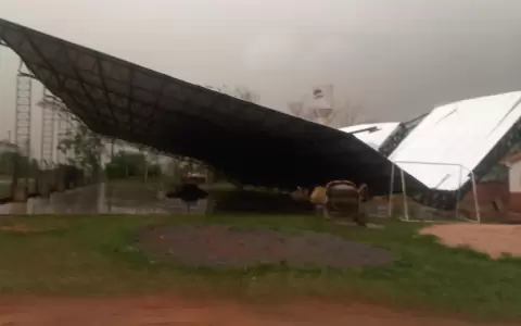 Fuertes vientos provocaron ca�da de tinglado en colegio de Caaguaz�