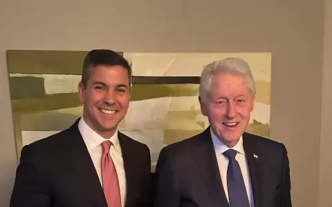 Para la colecci�n: Pe�a pos� junto a Bill Clinton para la foto
