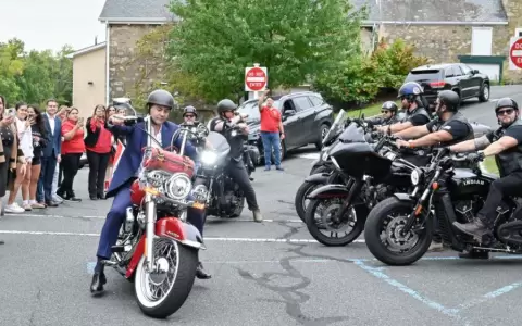 Pe�a en Nueva Jersey comparte con universitarios y pasea en moto con colectividad paraguaya