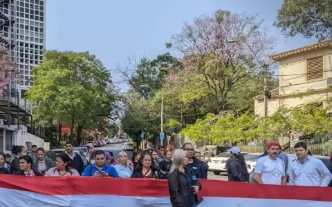 Enfermeros cierran calles y tambi�n piden ser beneficiados con reducci�n de horas laborales