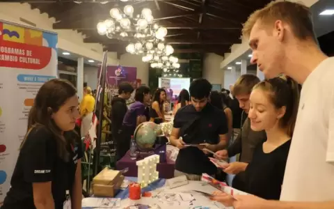 J�venes explorar�n opciones acad�micas y profesionales.